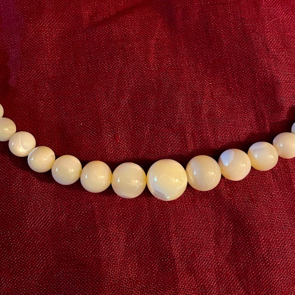 Vintage graduated mother of pearl beaded necklace - Picture 3 of 6